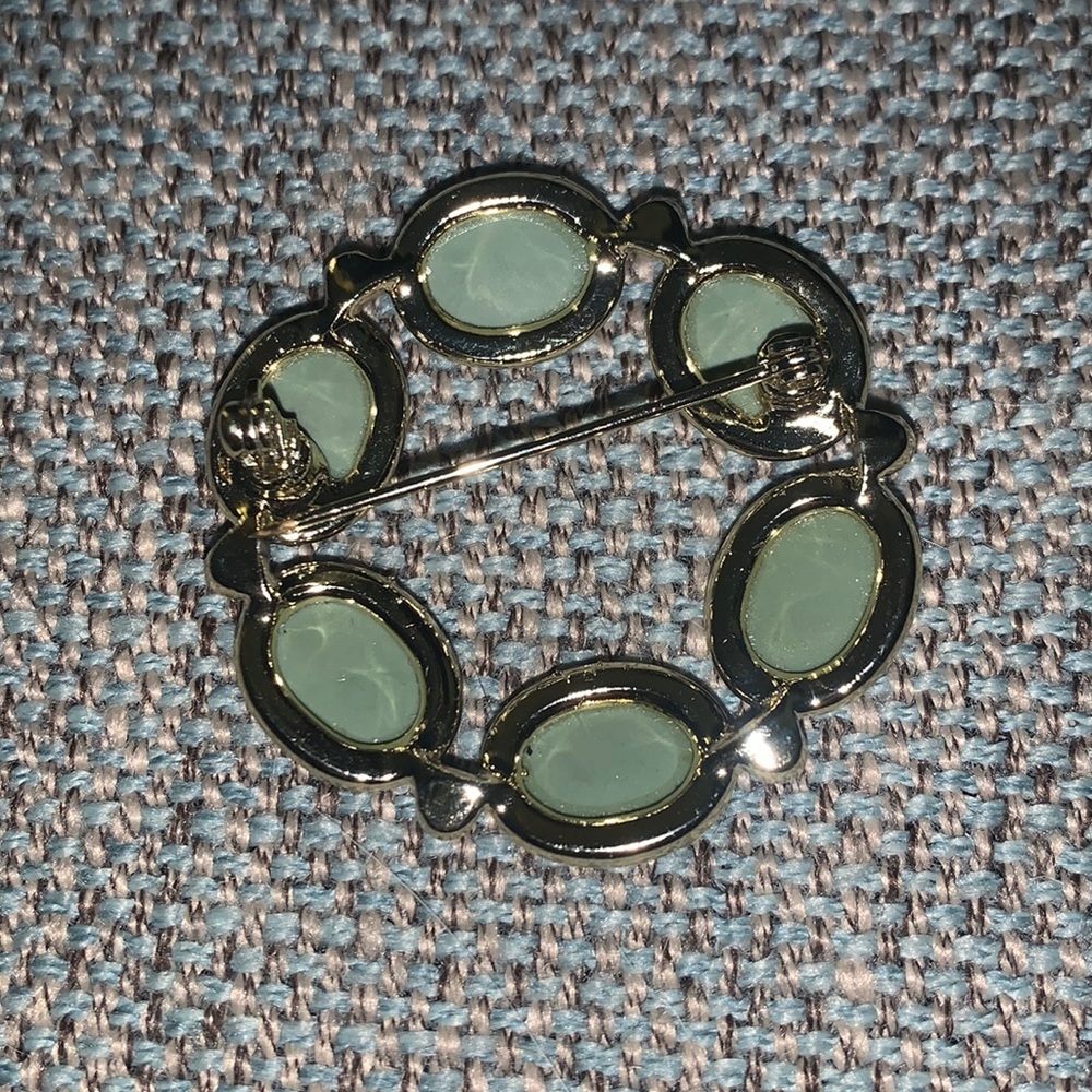 VINTAGE CAMEO BROOCH silver-toned. Cameos look green but they’re blue - Picture 2 of 3